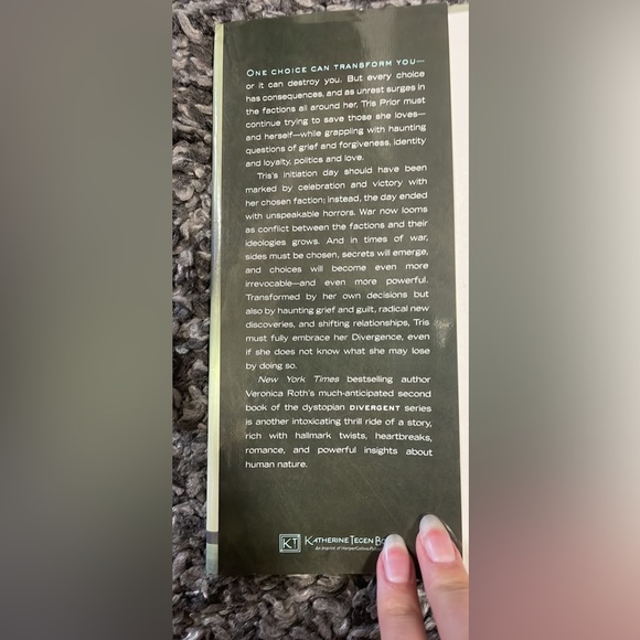 Divergent hard copy book 2 (insurgent) by Veronica Roth - Picture 4 of 6